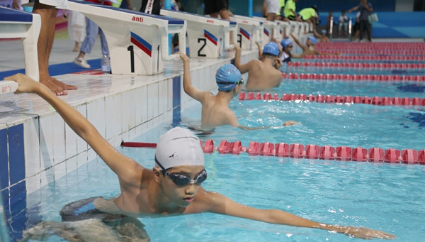深圳初中生为了考二级，零基础学游泳自由泳应