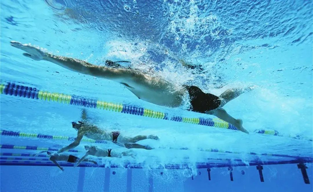 深圳一对一学自由泳学员学打腿，不使劲打就下